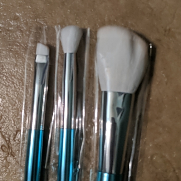 NWT Elaina Badro Baby blues Brush set with pouch - Picture 3 of 4